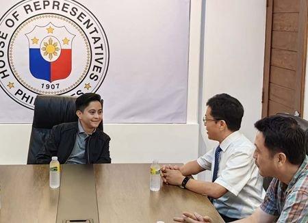 驻拉瓦格领事馆馆长领事任发强会见菲律宾众议员桑德罗·马科斯