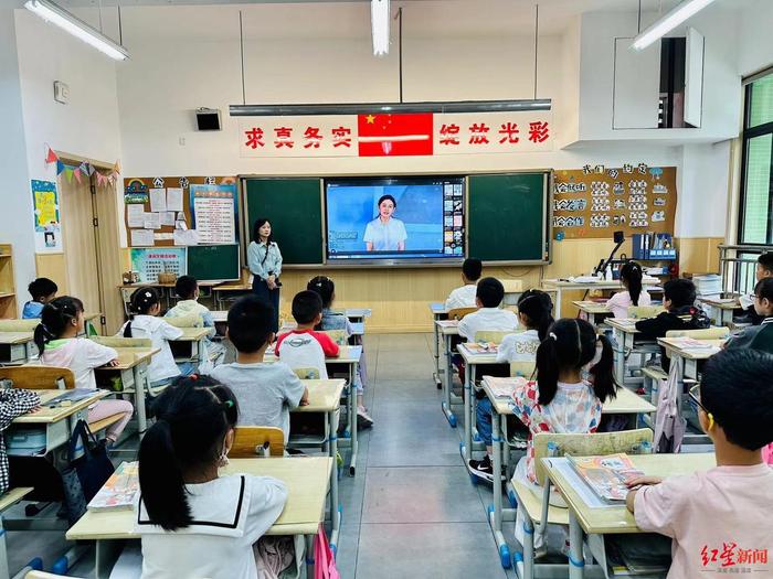 构建多方参与的儿童青少年心理健康服务体系，成都首场“成长讲座”开讲