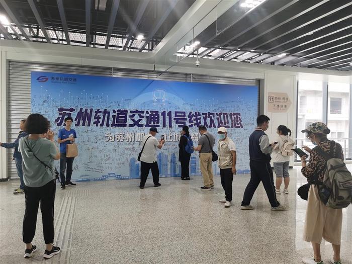 今日记者试乘苏州轨交11号线，上海市中心到苏州市中心地铁全程3个多小时