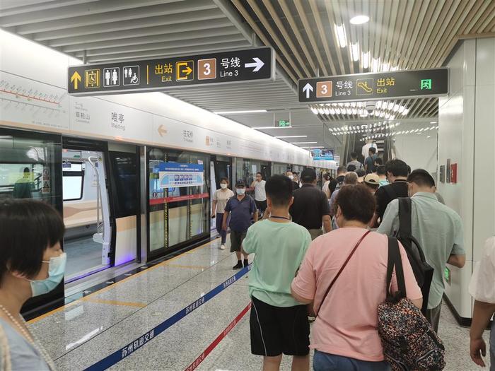 今日记者试乘苏州轨交11号线，上海市中心到苏州市中心地铁全程3个多小时