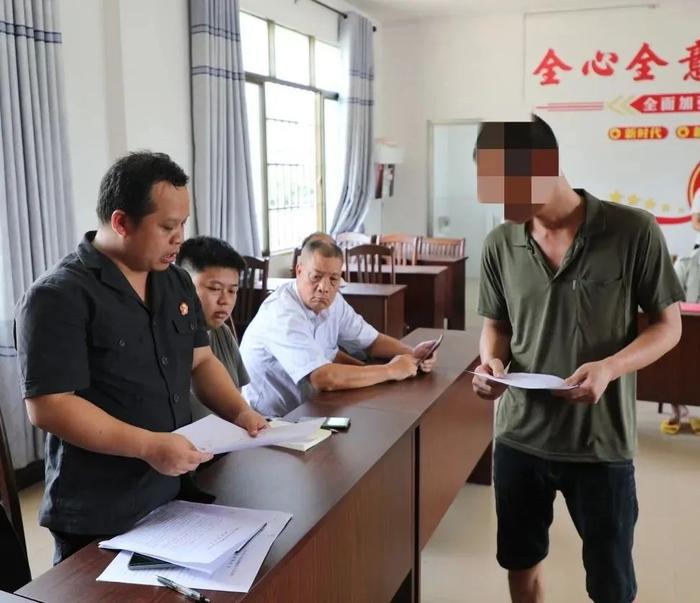 司法人员对邓某某发出“禁酒令”。图片来源:柳城法院