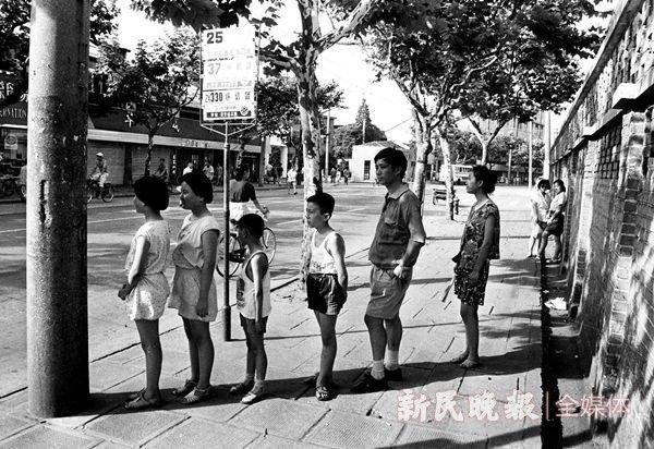 上海人，还记得那年夏天家家户户“乘风凉”的日子吗？| 新民老照片