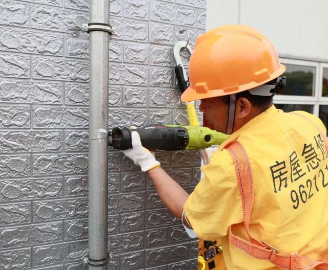 上海南房集团应急中心参与2023年住宅小区房屋应急维修暨防汛防台演练
