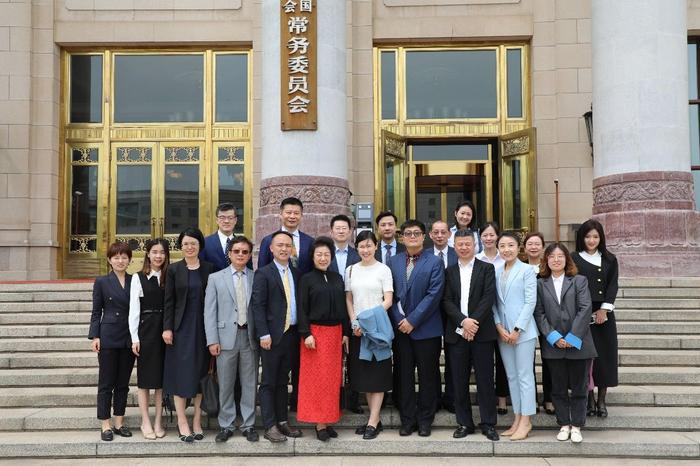 高访团在人民大会堂前集体合影