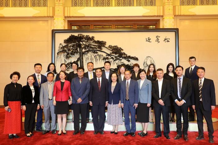 高访团全体成员和全国人大华侨委领导合影
