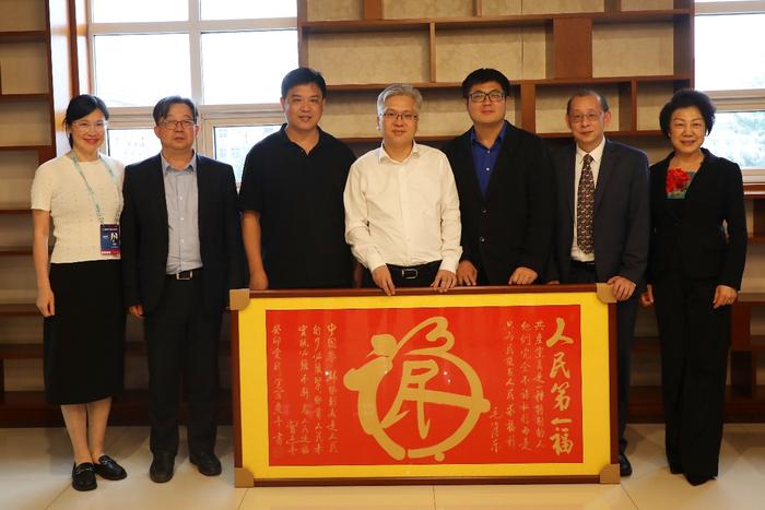 高访团代表和门头沟喻华锋书记(中)等合影