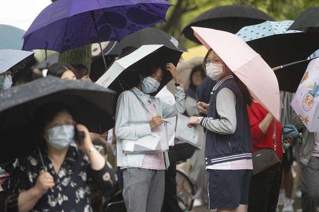 上海中考开考：老师穿上红色“稳”字T恤送考，百米雨棚为考生遮风挡雨