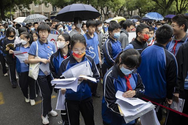 上海中考开考：老师穿上红色“稳”字T恤送考，百米雨棚为考生遮风挡雨