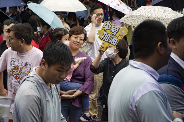 上海中考开考：老师穿上红色“稳”字T恤送考，百米雨棚为考生遮风挡雨