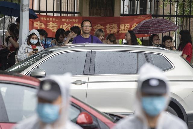 上海中考开考：老师穿上红色“稳”字T恤送考，百米雨棚为考生遮风挡雨