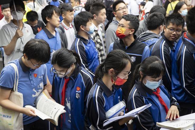 上海中考开考：老师穿上红色“稳”字T恤送考，百米雨棚为考生遮风挡雨