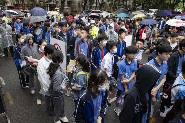 上海中考开考：老师穿上红色“稳”字T恤送考，百米雨棚为考生遮风挡雨