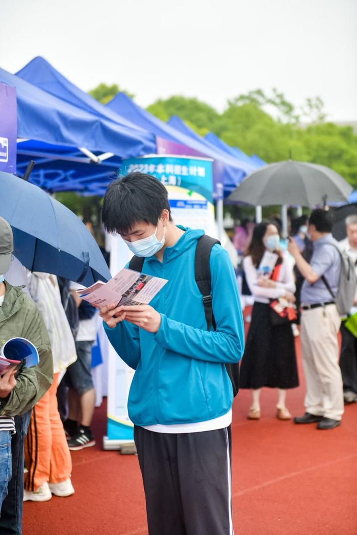 “全球排名第一专业也在沪招生！”百余院校万人进场，3年来校园首开高招咨询