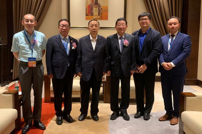 无人机大会嘉宾合影(左起:李雨航,杨金才,杨志明,陈智敏,沈寓实,杨鹏)