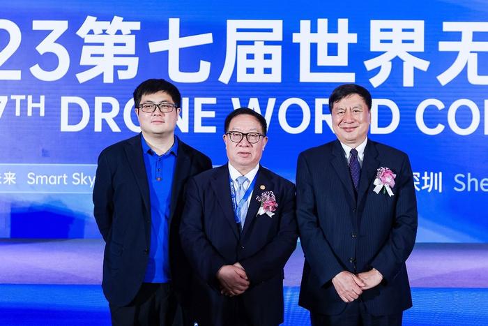 沈寓实董事长(左)与杨金才会长(中)、兰玉彬院士在世界无人机大会