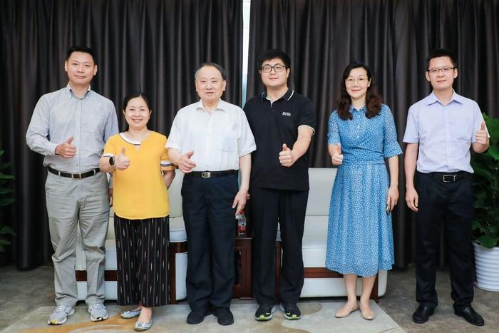 沈昌祥院士(左三)和沈寓实董事长等会议合影