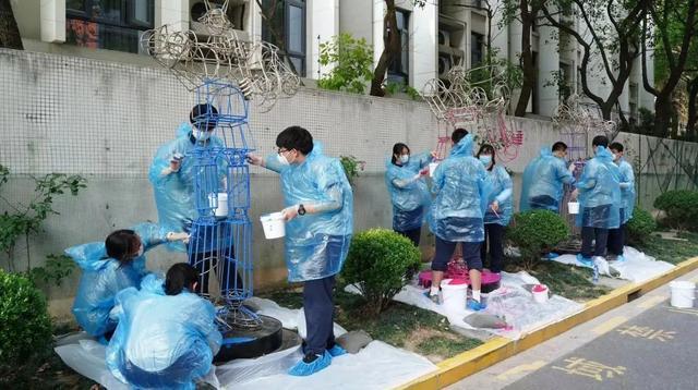 家门口的雕塑“活”了！普陀这群学生用画笔“唤醒”夏日美景