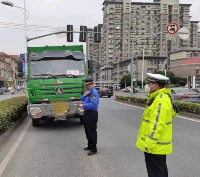 让渣土车“守规矩”！新桥镇“城警联动”快速查处建筑垃圾运输违法行为