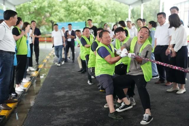 挑担、插秧、拔河……这场乡村运动会趣味足