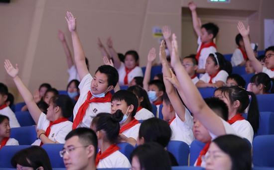 “大师讲堂”走到线下 小学生对话科学家他们造了“中国最珍贵的三辆车”，送到月球和火星