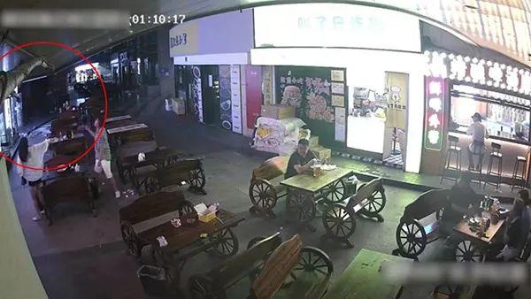 上海闵行一商场发生惊险一幕：一男子从4楼扔下玻璃圆桌……