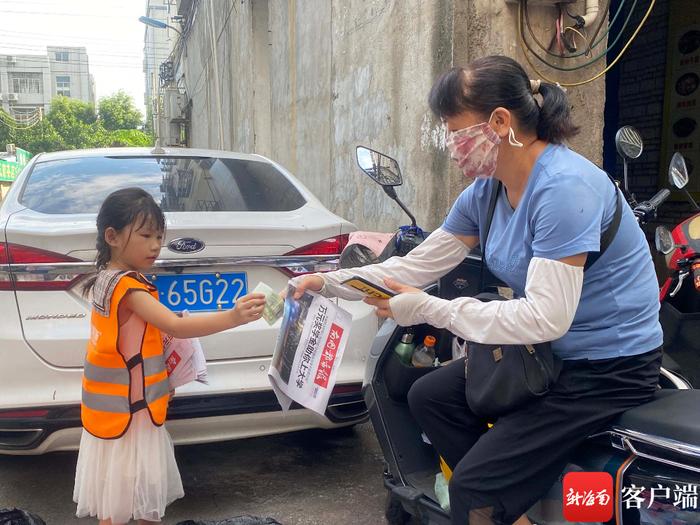 海口这18名小萌娃变“卖报小行家” 一个小时卖报480份