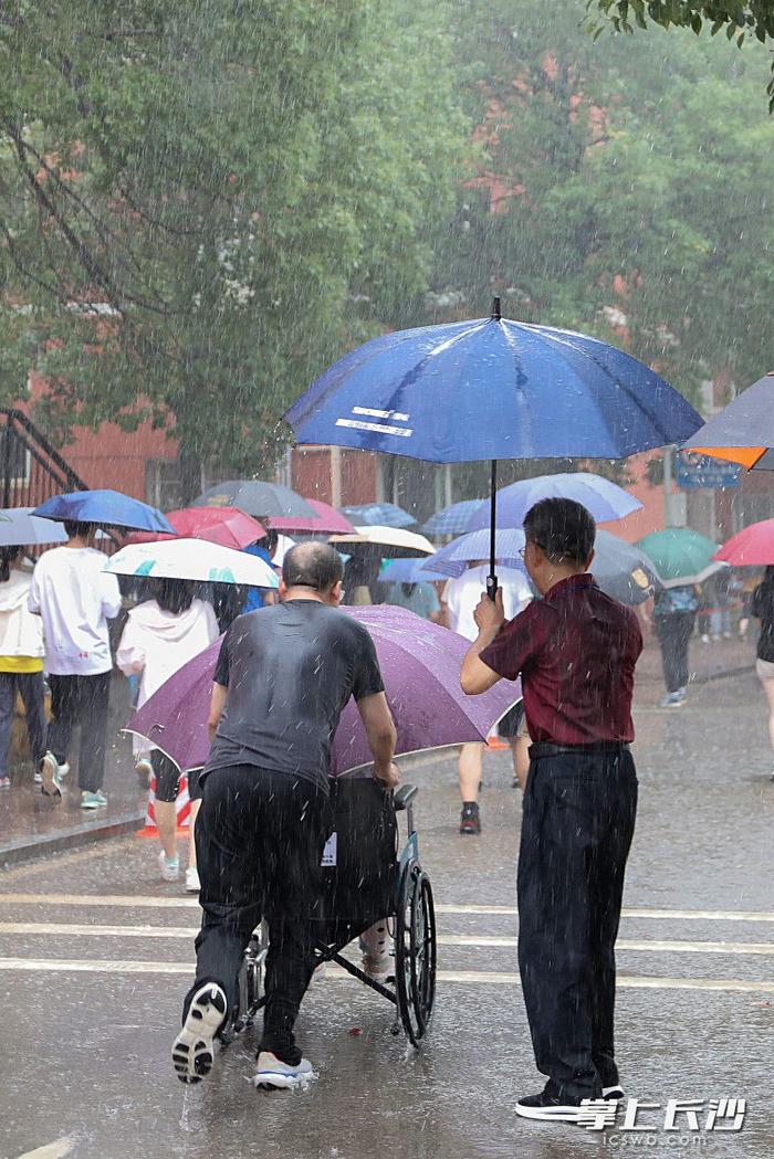 一张照片感动你：考场外，两个父亲撑起挡雨的伞