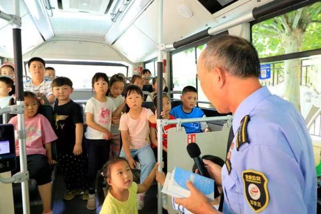 “公交车”开进幼儿园 沉浸式传授交通知识