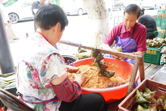 C视频丨成都粽市“上新”：艾草、陈皮也来当“配料”