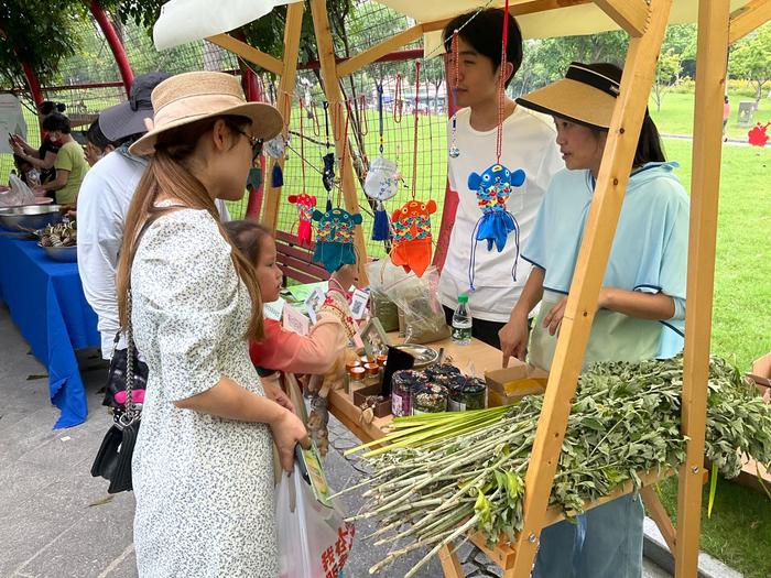 长三角8支龙舟队老红旗港上演“速度与激情”，金山区举行“我们的节日·端午”主题活动暨龙舟赛