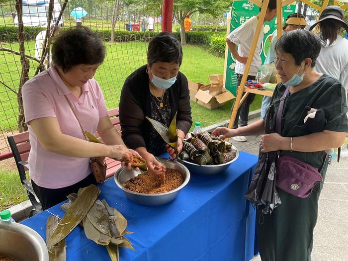 长三角8支龙舟队老红旗港上演“速度与激情”，金山区举行“我们的节日·端午”主题活动暨龙舟赛