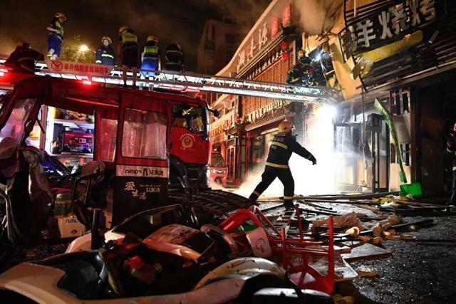 银川燃气爆炸致31死 烧烤店为网红店 员工更换阀门时发生爆炸