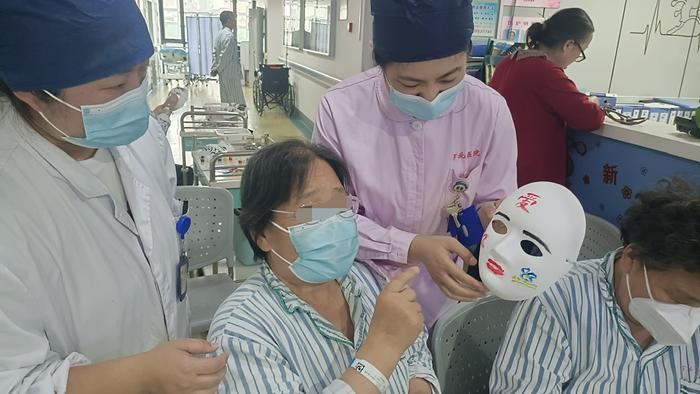 端午节，这家区域性医疗中心里患者做香囊绘面具感受家一般的温暖