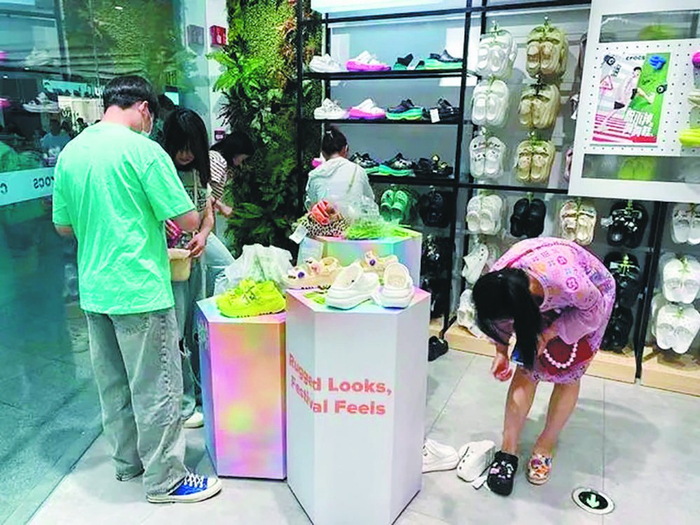 消费者在店内挑选鞋款