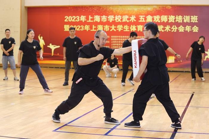 打太极拳，操五禽戏，学心意拳，上海七百体育老师带动近六千中小学生习武练拳