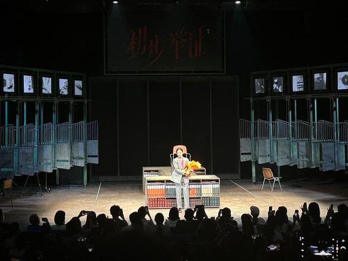 《初步举证》端午上演，看辛芷蕾首次以“话剧演员”身份亮相成都舞台