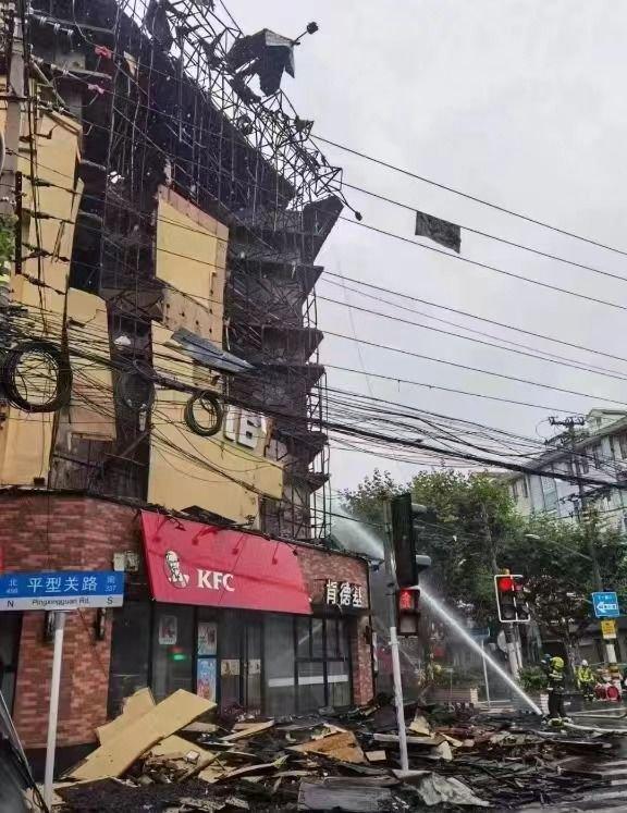 上海平型关路某会馆爆燃大火？静安消防：外墙装饰材料燃烧，无人员伤亡