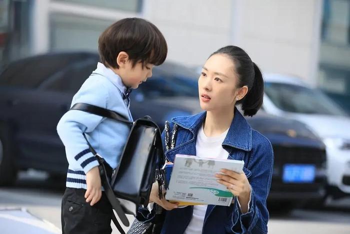 电视剧《三十而已》中,主角顾佳为了儿子上幼儿园的事情费尽心力 图源《三十而已》