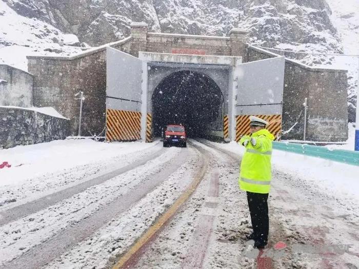 独库公路下雪了