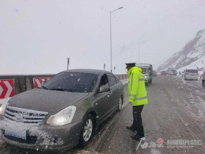 独库公路下雪了