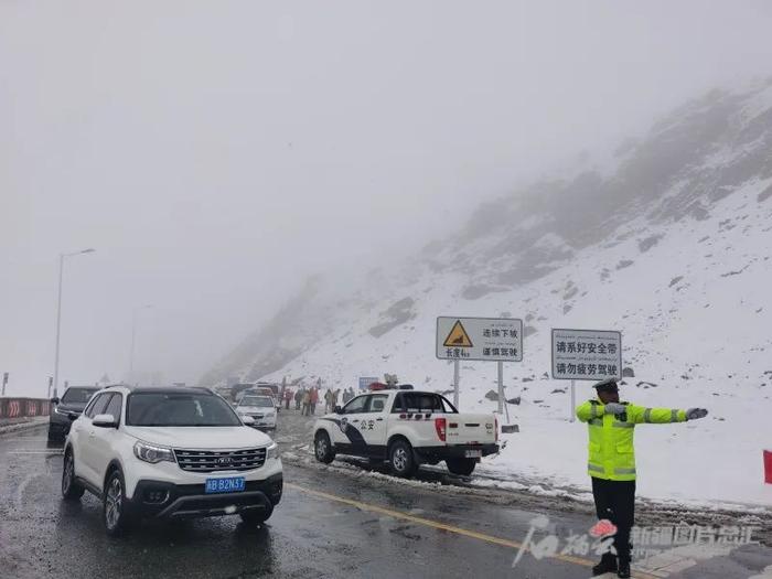 独库公路下雪了