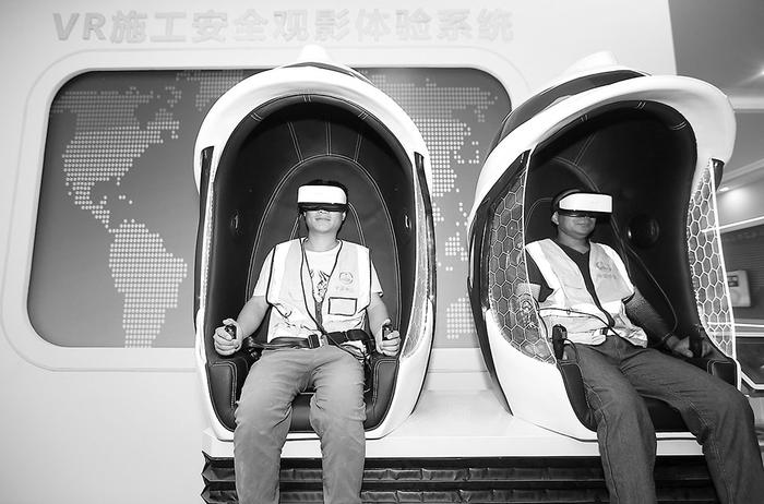 山东省青岛市即墨区组织建筑工人走进青岛地铁工程建设安全质量教育培训基地进行VR施工安全观影体验