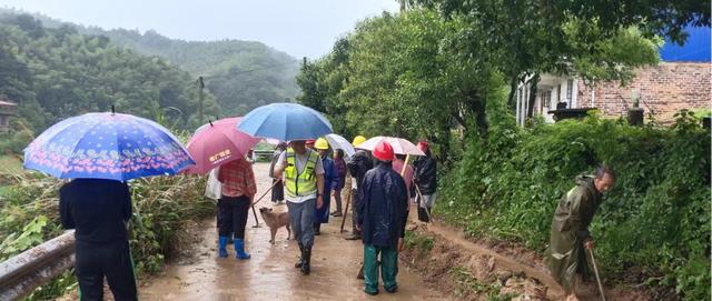 安仁县洋际乡：众人合力清淤，暴雨中彰显温情