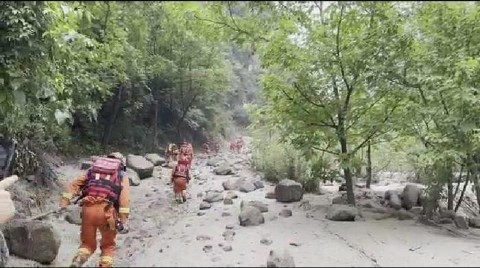 汶川泥石流救援现场直击！400余人正全力搜救，已转移安置900余人