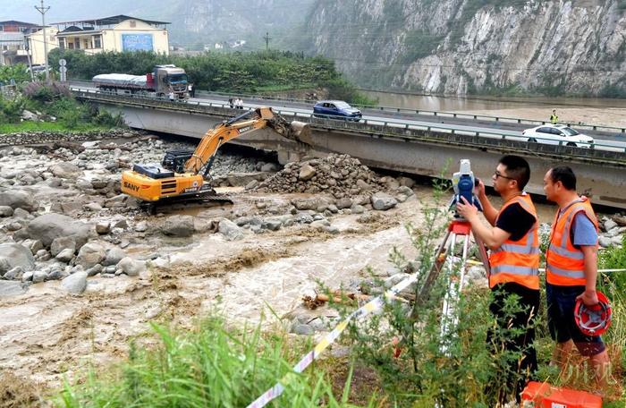 汶川泥石流救援现场直击！400余人正全力搜救，已转移安置900余人