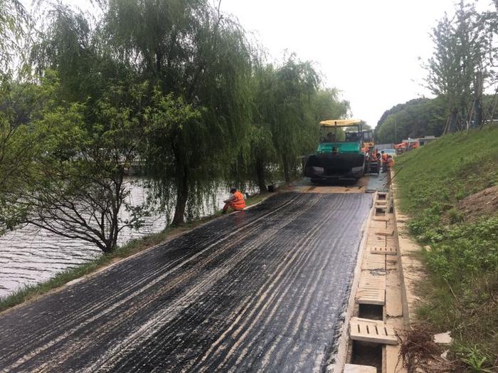 沿山河北岸铺完沥青，这两大小区周边道路即将完成“闭环”