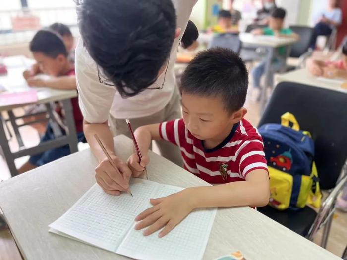 谁写墨花字字香，“幼升小”衔接课程来到这个社区→