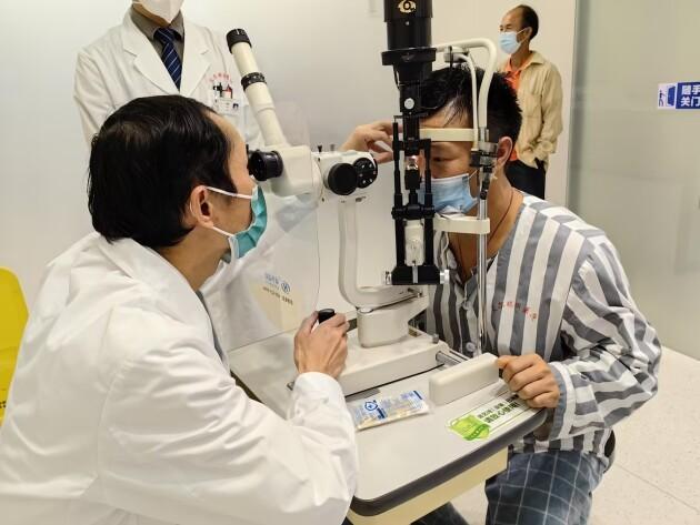 (黄明海博士为患者检查)