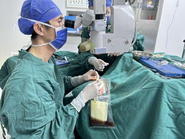 (黄明海博士为患者手术)