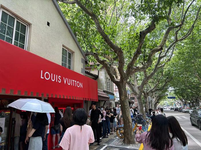 顶着烈日在上海街头排队，最低580元买的是什么？